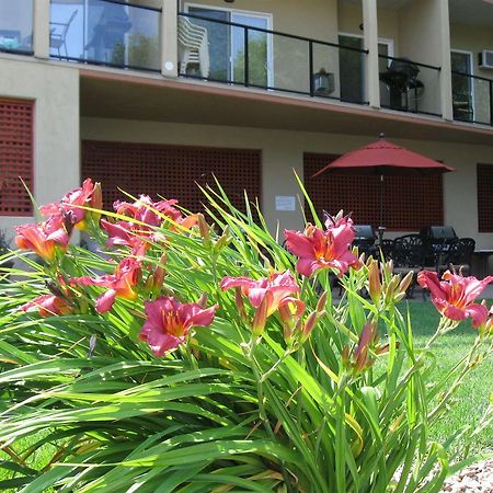 Desert Surfside Waterfront Accommodations Osoyoos Bagian luar foto