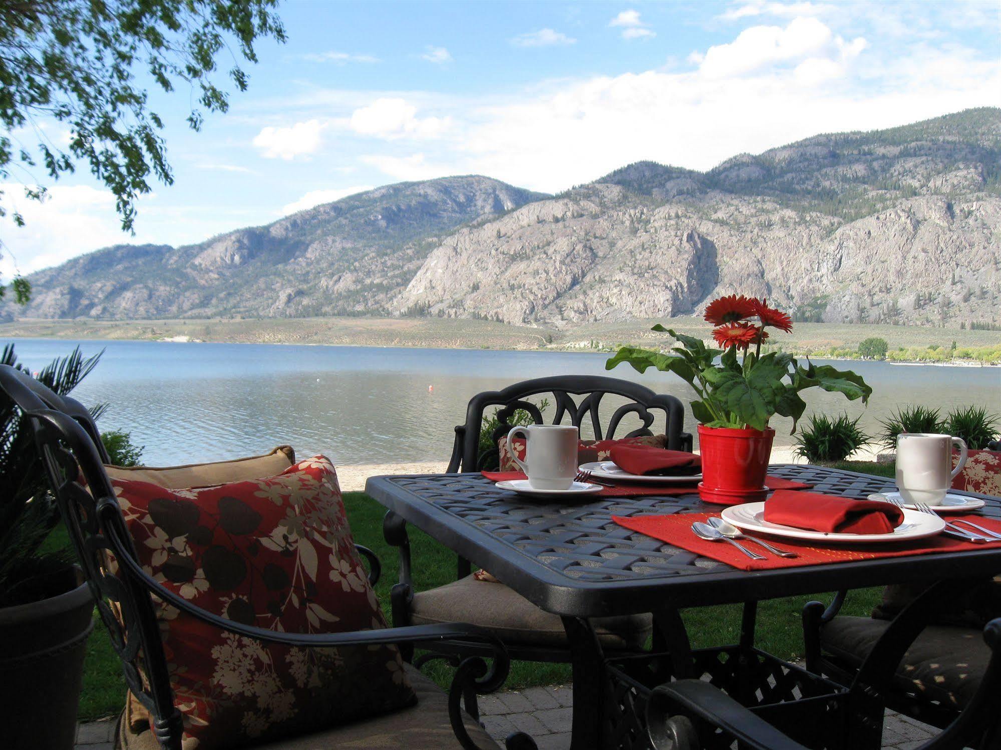 Desert Surfside Waterfront Accommodations Osoyoos Bagian luar foto