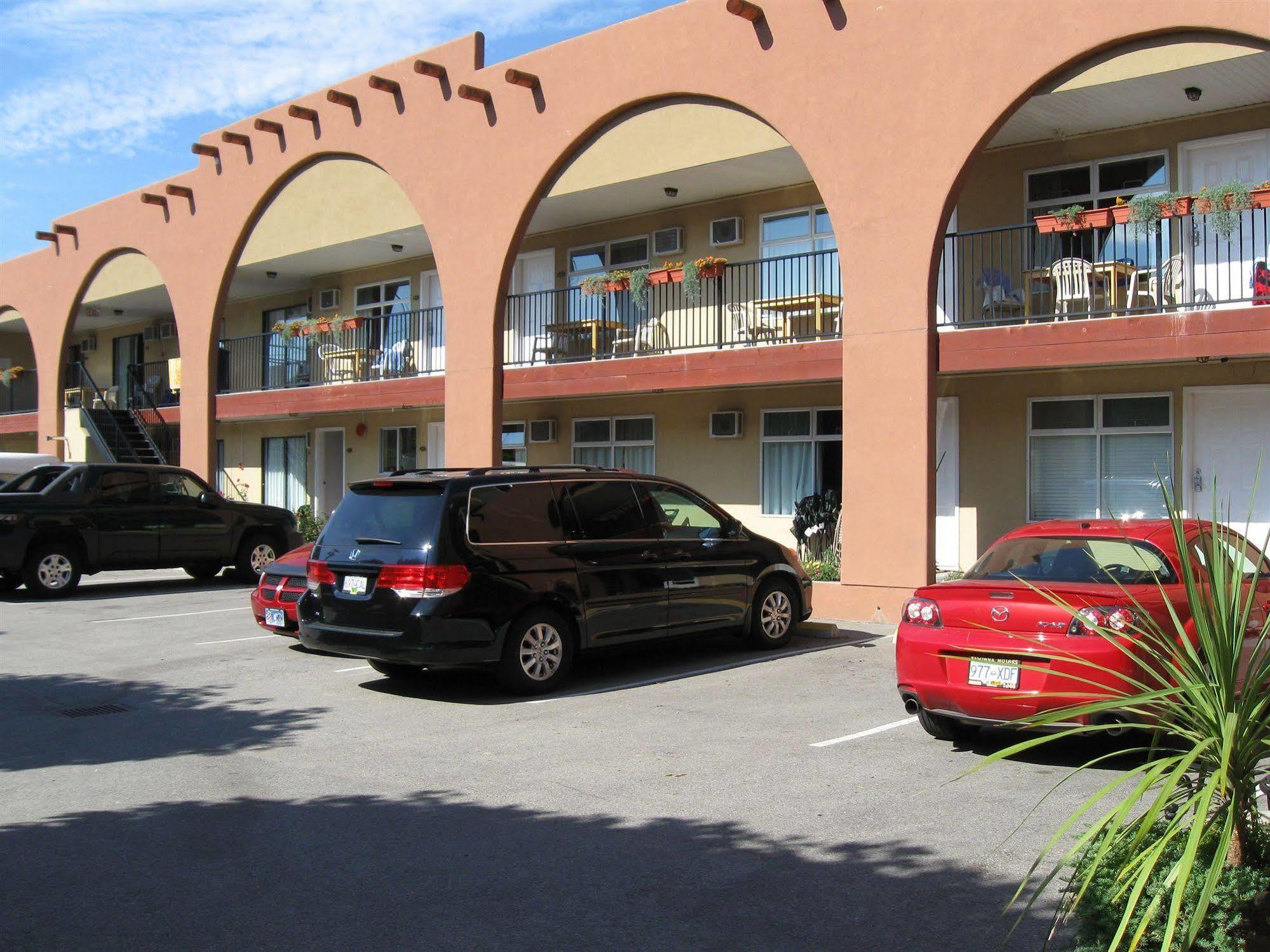 Desert Surfside Waterfront Accommodations Osoyoos Bagian luar foto